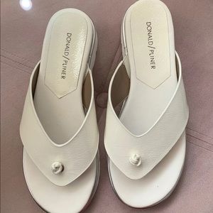 Donald Pliner Sandals / Flip-flops